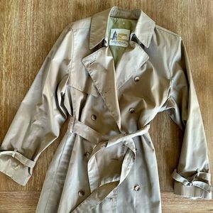 Vintage London Fog Classic Women’s Trench Coat Like New!!